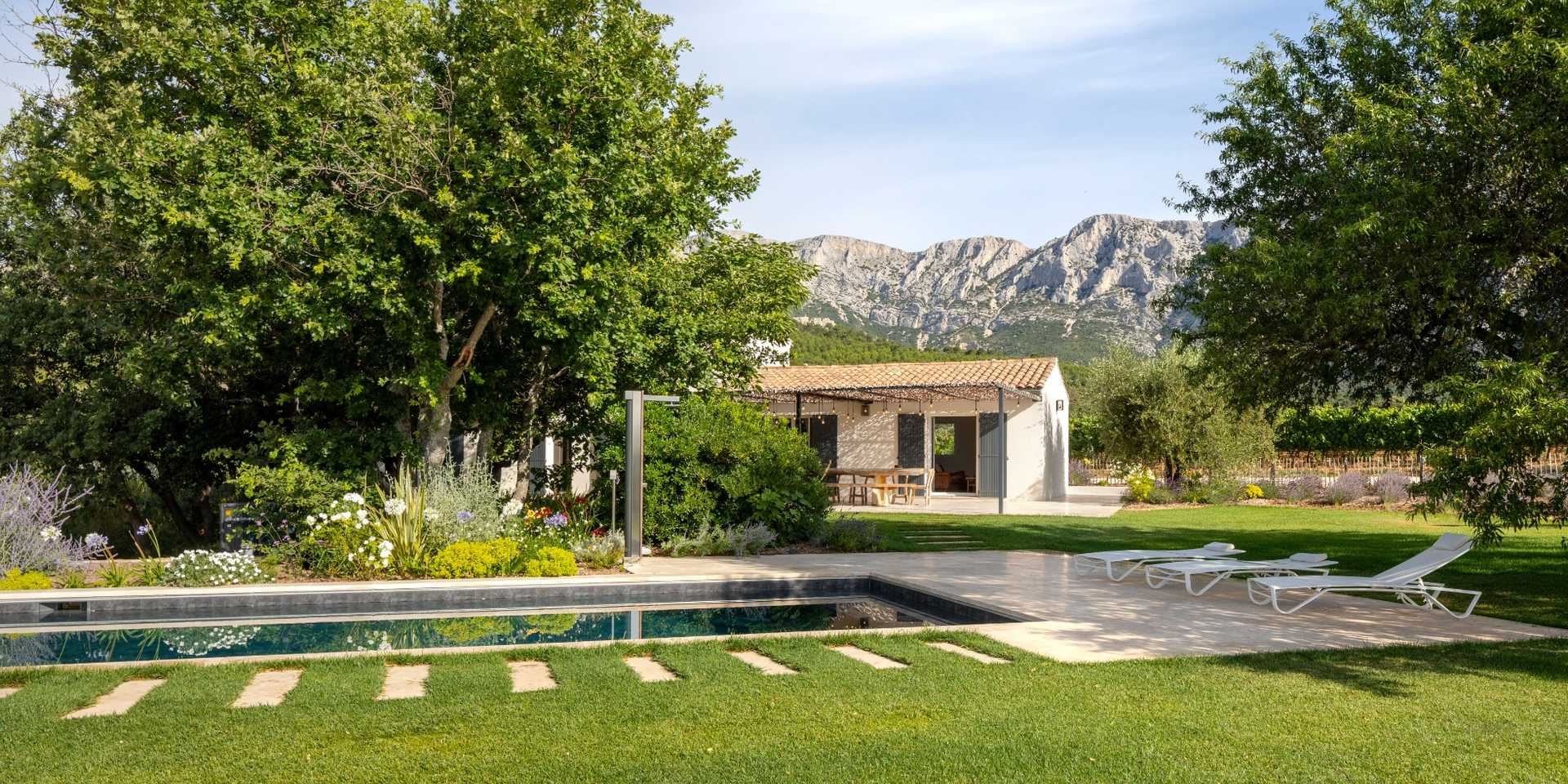 Jardin méditerranéen avec piscine aménagé par un paysagiste dans les Bouches-du-Rhone