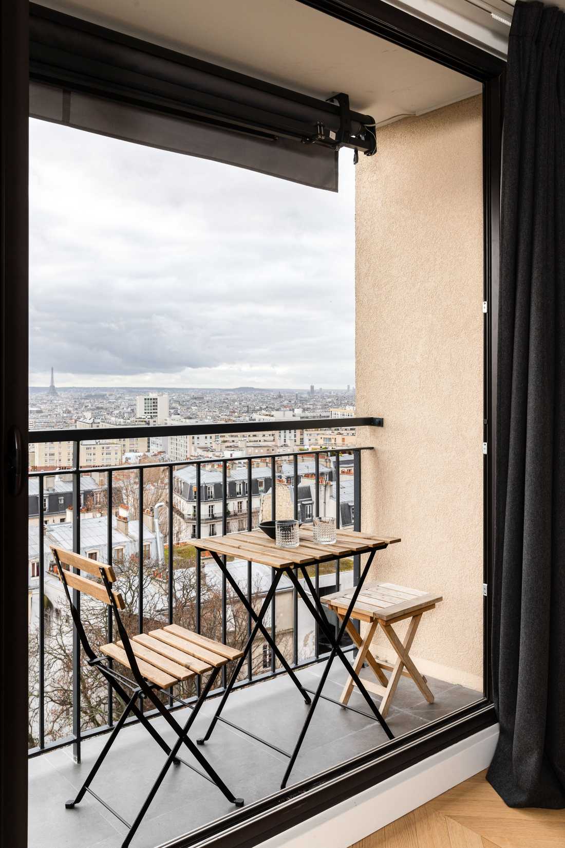 Salon avec balcon et vue sur Paris