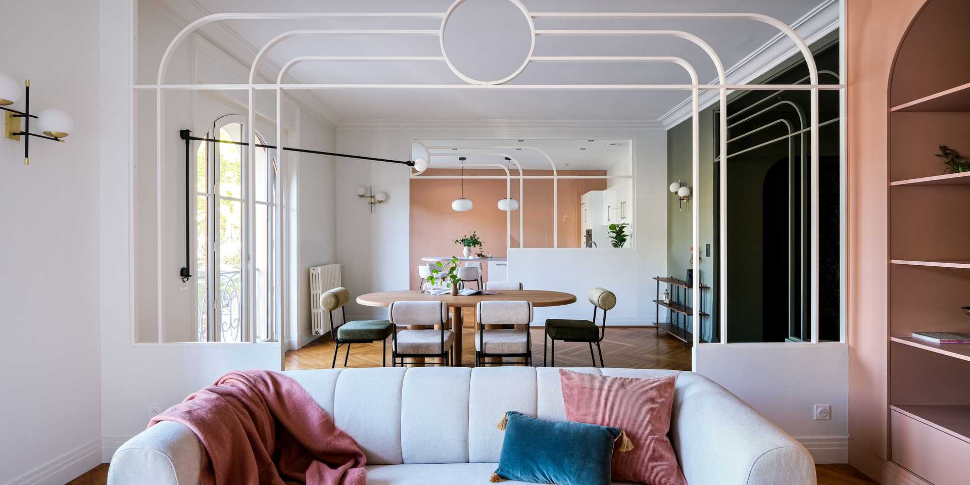 Salon et cuisine ouverte par un architecte dans un appartement ancien à Marseille