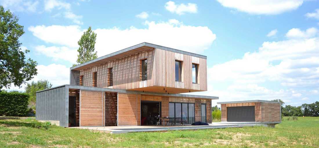 Contemporary wood and concrete house in Bouches du Rhône