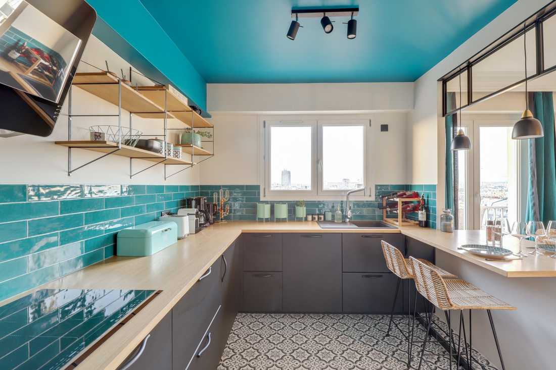 Plan de travail de la cuisine d'un appartement rénové par un architecte dans les Bouches du Rhône