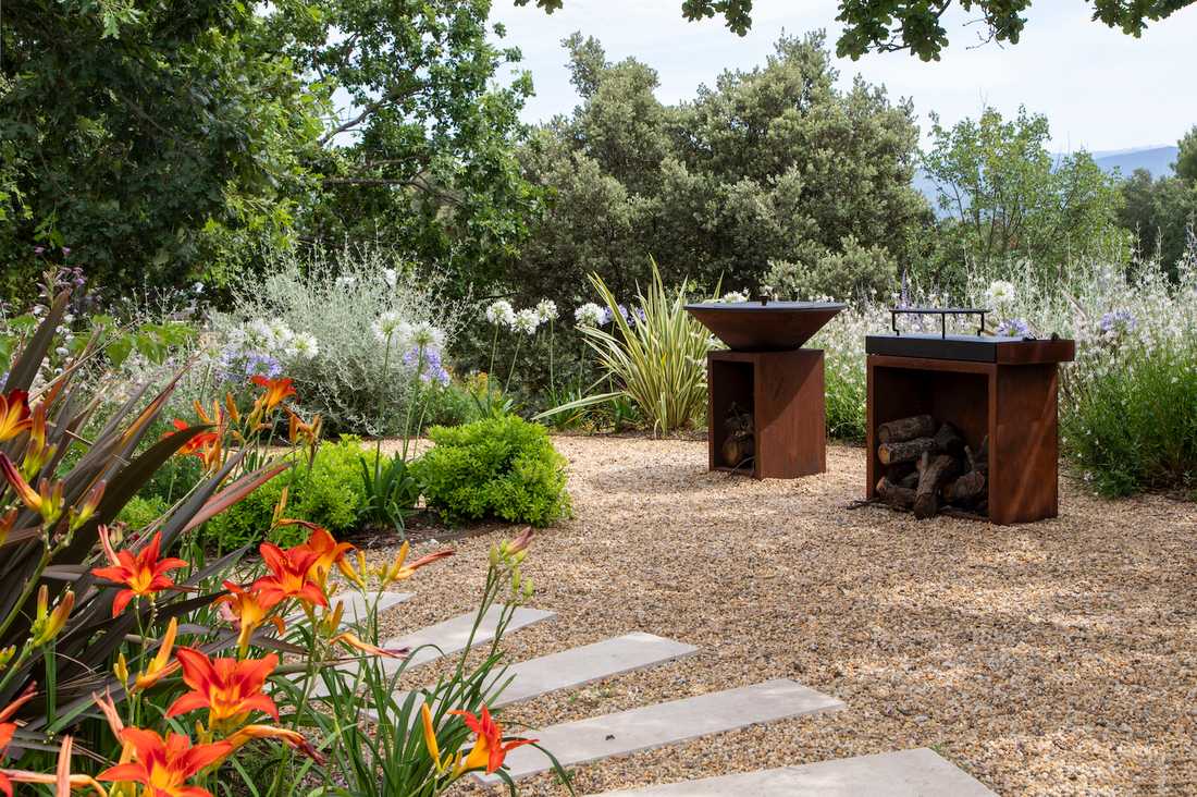 Jardin chic et authentique en Provence - plancha et barbecue extérieur