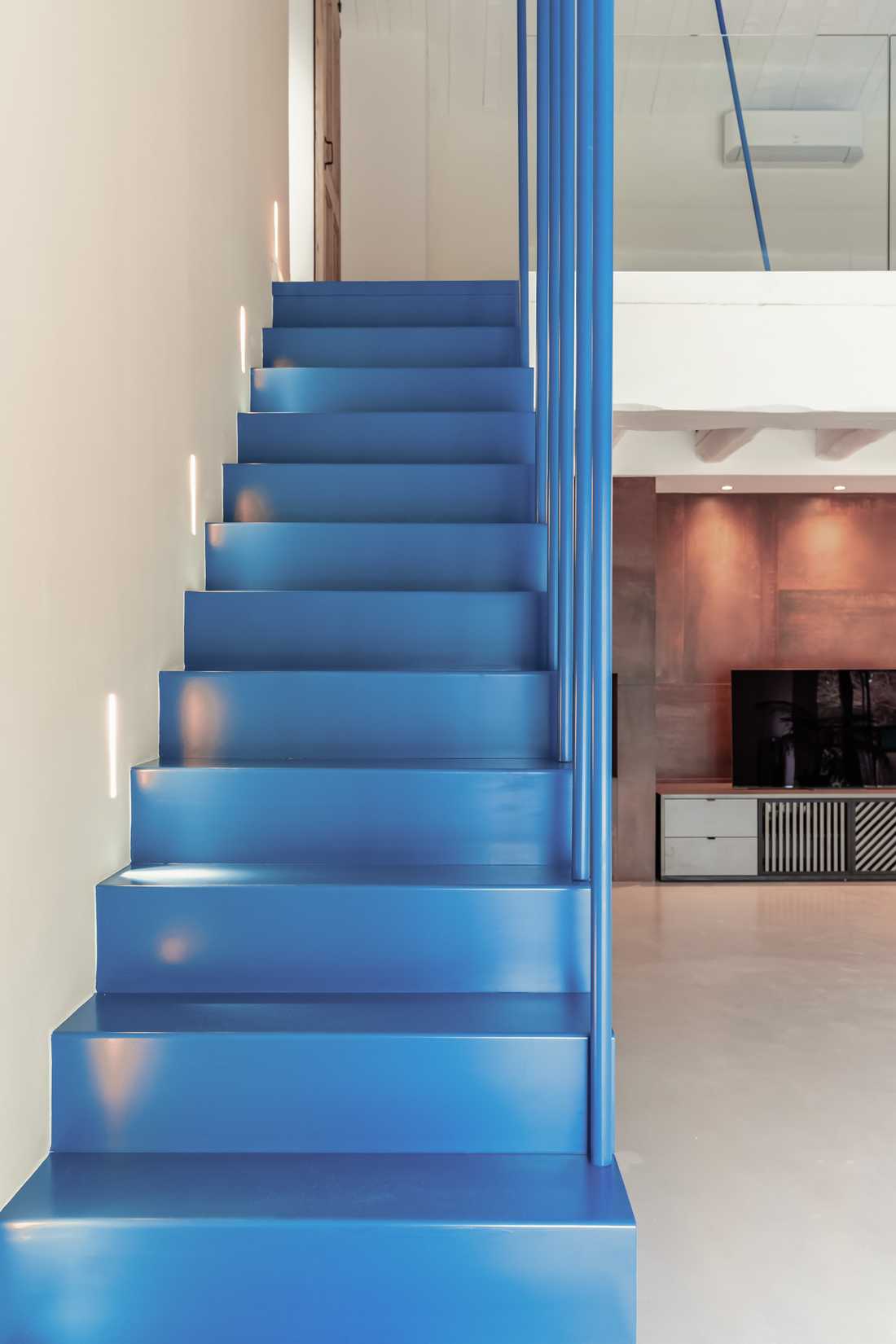 Escalier moderne dans un mas provençal