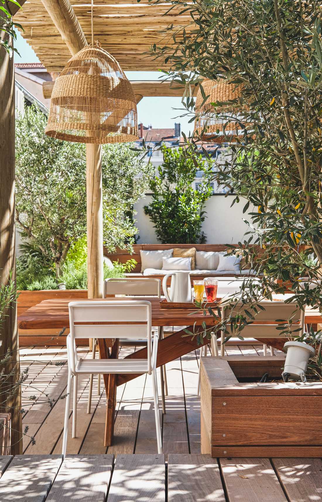 Terrasse en bois dans un appartement à Marseille conçu par un jardinier paysagiste