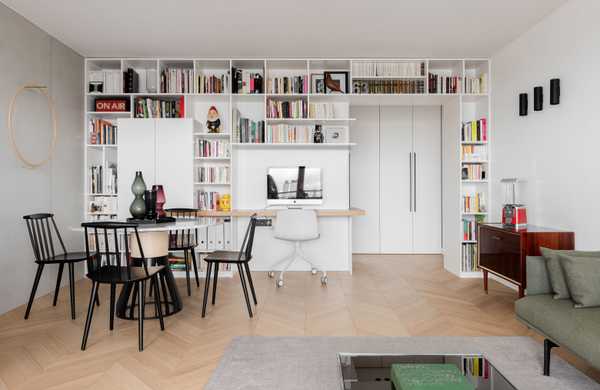 Un architecte d'intérieur modernise un appartement des années 60 à Marseille.
