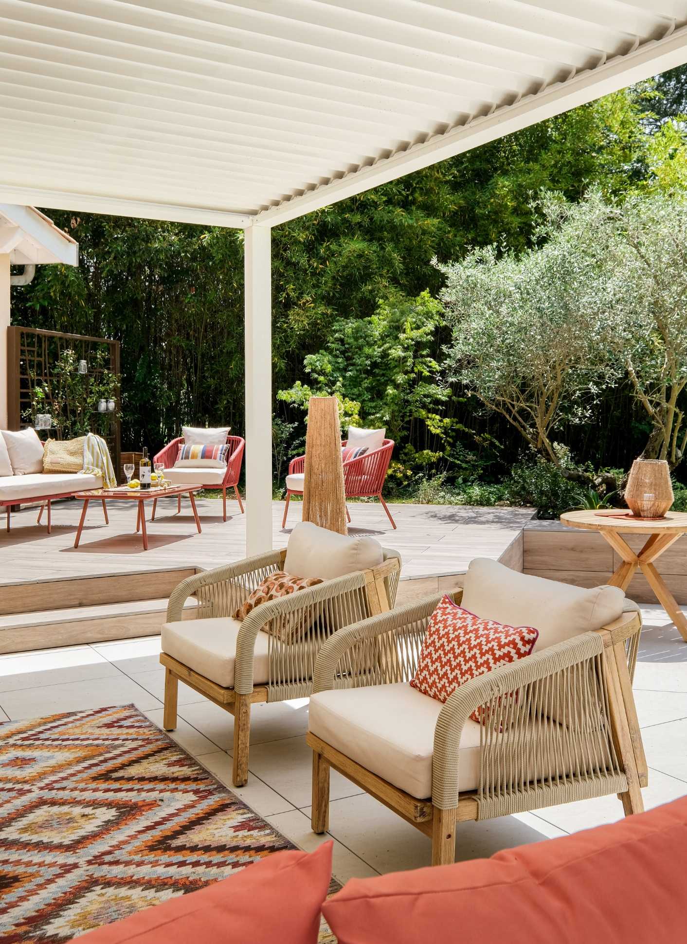 Un paysagiste aménage la terrasse d'un jardin méditerranéen dans la région de Marseille