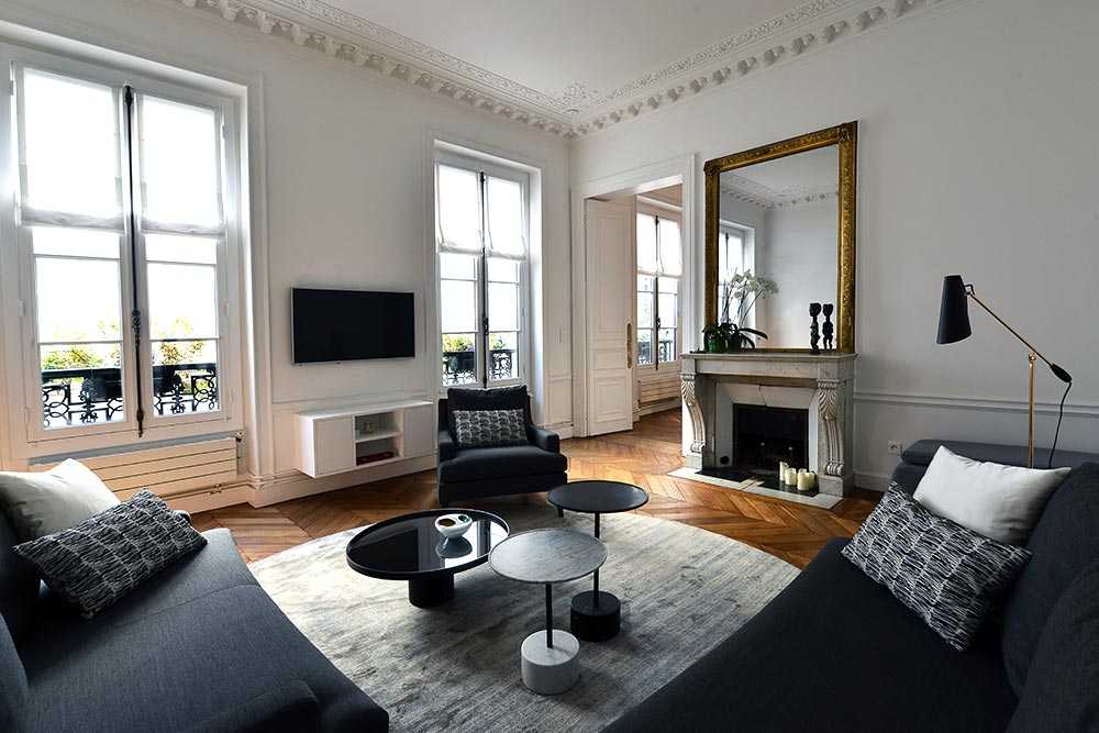 Un décorateur d'intérieur prend en charge la décoration d'un appartement haussmannien à Paris