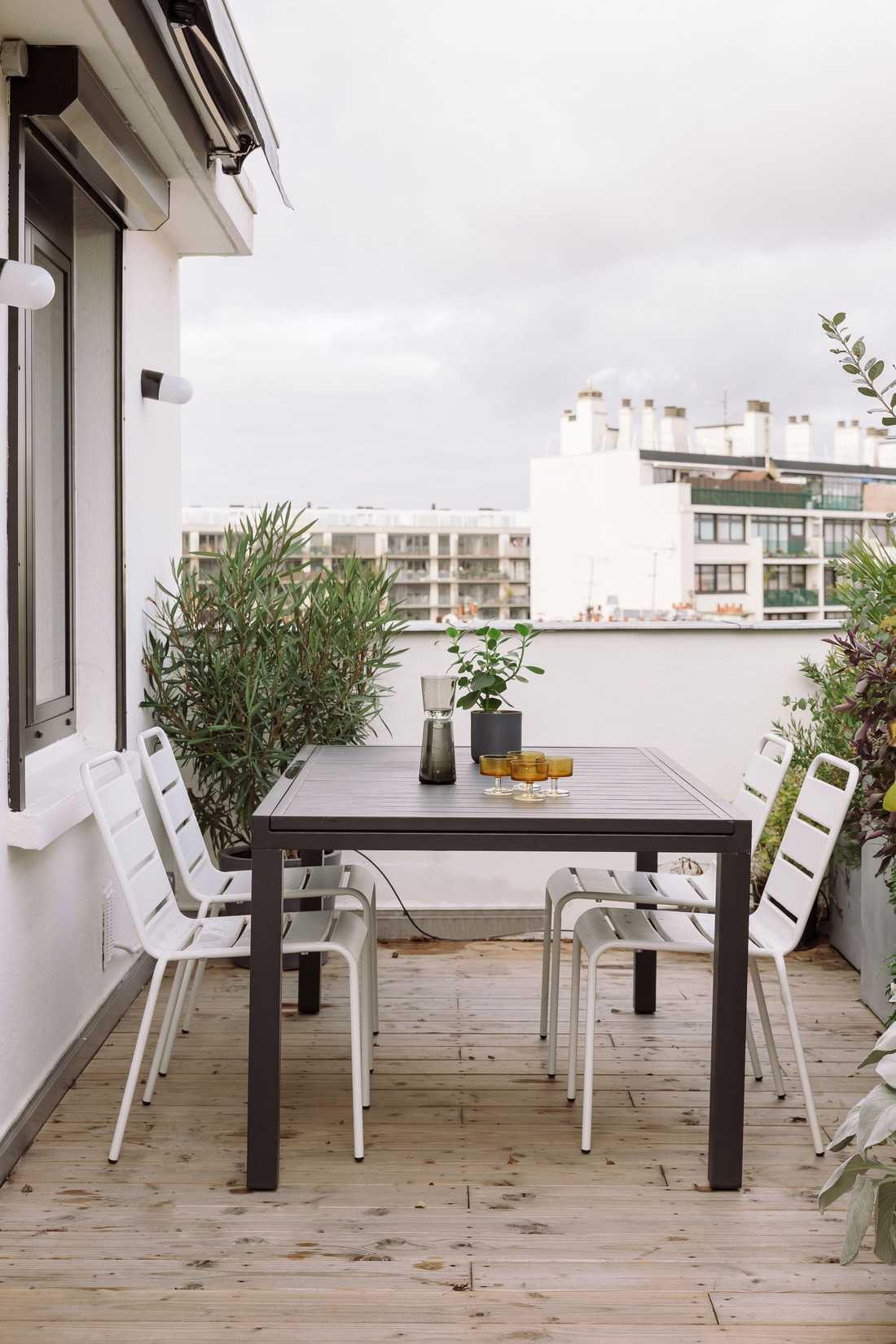 Coin repas sur la terrasse de l'appartement à Marseille