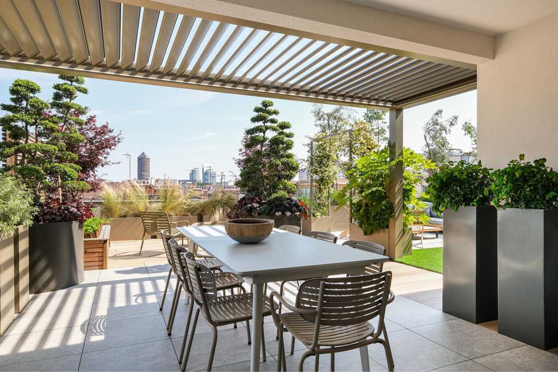 Aménagement d'une terrasse avec table et fauteuils en alu