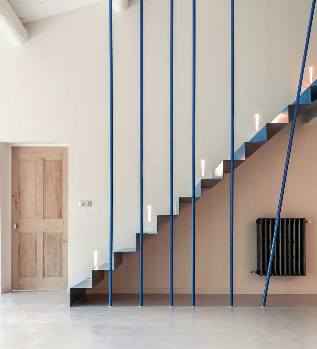 Escalier de tôle pliée bleu paon réalisé sur mesure un mas provençal